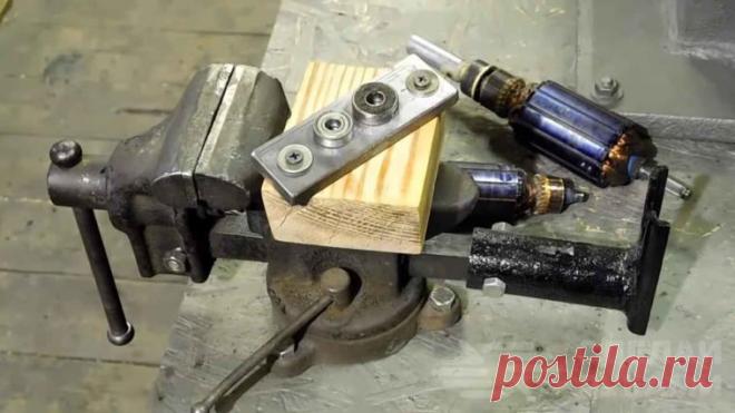 Необычная приспособа для стандартных тисов Нужно снять подшипники с вала якоря, а съемника под рукой нет? Тогда можно сделать это при помощи слесарных тисков.В этом обзоре автор показывает, как