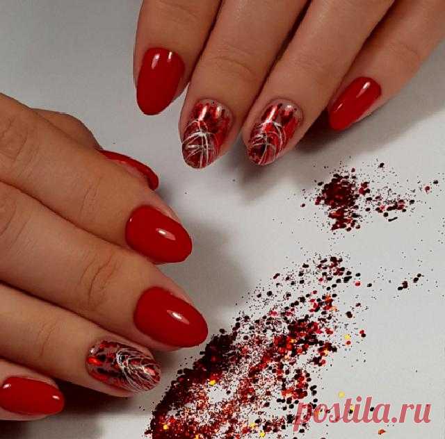 Красные ногти с дизайном