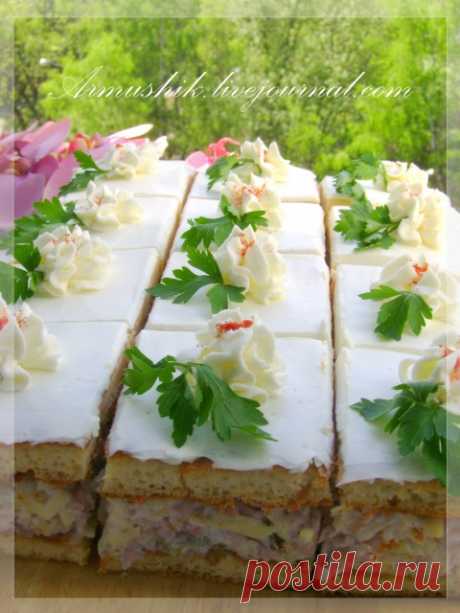 Пирожное-закуска Для основы: 100 г масла 100 г муки  л молока 6 яиц соли по вкусу Растопить масло,всыпать муку и жарить мин 2-3.Постоянно помешивая,чтобы не образовались комки,влить молоко,посолить,варить до густоты (как заварной крем).Охладить.Затем по одному добавить желтки,хорошо взбивая после каждого.…