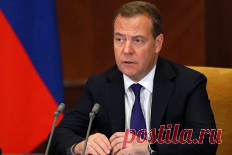 Медведев заявил об обязательном достижении целей по защите граждан России. Все цели по защите граждан и территорий России будут обязательно достигнуты. Об этом заявил заместитель председателя Совета безопасности страны Дмитрий Медведев. Он также заверил, что независимо от позиции Запада и властей Украины Россия продолжит «освобождать территории, все еще занятые неонацистами».