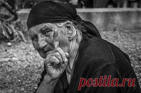 Старушка дряхлая сказала… Запомни ИСТИНУ, дружок… Ты в жизни СЧАСТЬЯ НЕ познаешь… Когда в душе висит замок… НЕ ЕШЬ ТОГО, ЧТО ГЛАЗ НЕ ХОЧЕТ… НЕ ЛЕЗЬ ТУДА, ГДЕ НЕ ТВОЁ… ЖИЗНЬ бумерангом возвращает… ОТВЕТИТ КАЖДЫЙ ЗА СВОЁ…