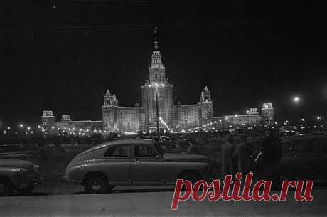 Главное здание МГУ в вечерней иллюминации, 1950-е. / История цивилизаций!