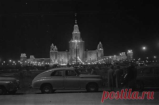 Главное здание МГУ в вечерней иллюминации, 1950-е. / История цивилизаций!