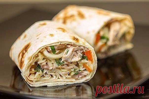 Готовим домашнюю вкусную и полезную Шаверму — закуска которая волнует всех 


Пальчики оближешь!









Ингредиенты:
Лаваш — 3 листаКуриная грудка (или другое мясо) — 1 шт.Капуста — 1/2 вилкаОгурцы — 2 шт.Болгарский перец — 1/2 шт.Помидор — 1 шт.Зелень — 30 гЧеснок — 1/2 з…
