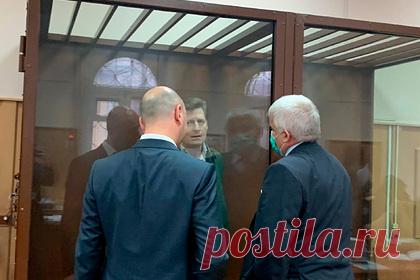 Свидетели по делу Фургала попросили о госзащите из-за угроз убийством. Два свидетеля по уголовному делу в отношении обвиняемого в убийствах бывшего губернатора Хабаровского края Сергея Фургала попросили о госзащите из-за поступивших угроз убийством. Об этом в суде заявил представитель Генеральной прокуратуры, он потребовал провести по этому поводу закрытое судебное разбирательство.