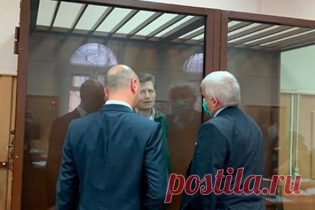 Свидетели по делу Фургала попросили о госзащите из-за угроз убийством. Два свидетеля по уголовному делу в отношении обвиняемого в убийствах бывшего губернатора Хабаровского края Сергея Фургала попросили о госзащите из-за поступивших угроз убийством. Об этом в суде заявил представитель Генеральной прокуратуры, он потребовал провести по этому поводу закрытое судебное разбирательство.