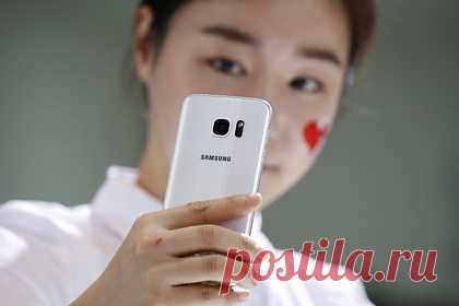 Samsung неожиданно обновила старые смартфоны. Samsung обновила несколько моделей раритетных смартфонов. Журналисты медиа обратили внимание, что неожиданное обновление ПО стало доступно на нескольких снятых с производства смартфонов корейского бренда. Среди них оказались Galaxy S7, S7 Edge, S8 и другие устаревшие девайсы. Патч улучшил работу GPS.