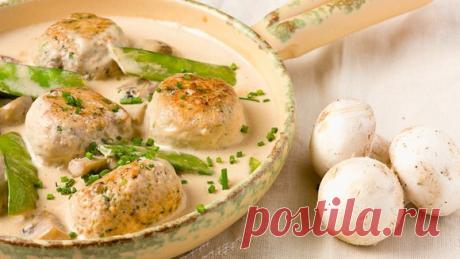 Куриные тефтели в сливочном соусе 

Нежные, сочные тефтели под ароматным соусом. 

Ингредиенты: 

500 г куриного филе (или филе индейки) 
150 г лука 
булочка 
молоко 
соль 
перец 

Соус: 
500 мл сливок 10-20% 
300 г сыра 
3 зубчика чеснока 
зелень 

Приготовление: 

Рекомендую использовать сыр Маасдам, он придает приятный аромат и интересный вкус. На гарнир можно подать макароны, картофель или гречку. Из указанного количества ингредиентов получается 6-8 порций. 
Булочку за...