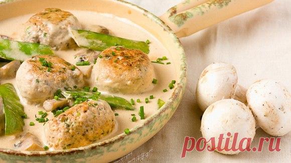 Куриные тефтели в сливочном соусе 

Нежные, сочные тефтели под ароматным соусом. 

Ингредиенты: 

500 г куриного филе (или филе индейки) 
150 г лука 
булочка 
молоко 
соль 
перец 

Соус: 
500 мл сливок 10-20% 
300 г сыра 
3 зубчика чеснока 
зелень 

Приготовление: 

Рекомендую использовать сыр Маасдам, он придает приятный аромат и интересный вкус. На гарнир можно подать макароны, картофель или гречку. Из указанного количества ингредиентов получается 6-8 порций. 
Булочку за...