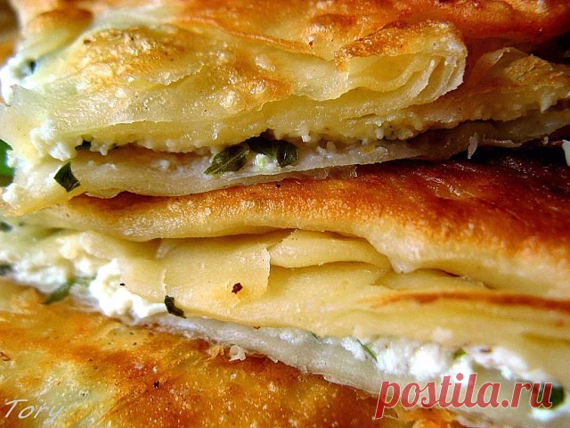 Плацинды-с творогом и зеленью из тончайшего теста
 - ВКУСНОТИЩА  НЕОБЫКНОВЕННАЯ!!!
Вам потребуется:
Для теста:
Мука-3ст
Масло сливочное-200гр
Яйцо-1шт
Масло растительное-3ст л
Уксус(6%)-2ст л
Соль-щепотка
Для начинки:
Творог-500гр (9%)
Пучок укропа и зеленого лука.
Яйца-2шт
Соль по вкусу.
Как готовить:
1 Масло из холодильника натереть на терке.
2 В 200-грамовый стакан разбить яйцо,добавить растительное масло и уксус.
3 Налить воду из холодильника до полного стакана.
4 Разм...