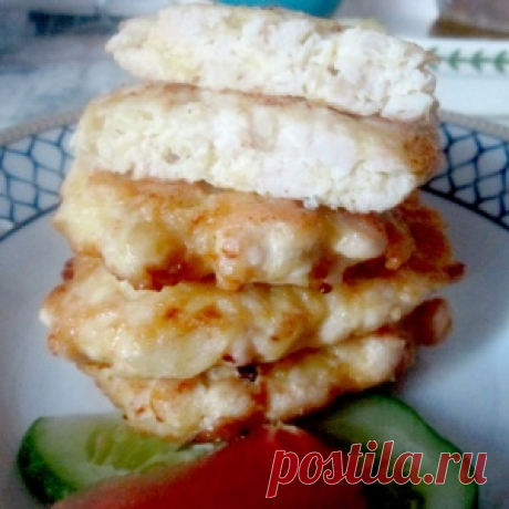 Нежные рубленые котлеты из куриной грудки с тертой картошкой.