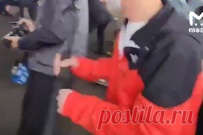 Момент взрыва рядом с местом выступления премьера Японии попал на видео. Момент взрыва рядом с местом публичного выступления премьер-министра Японии Фумио Кисиды в городе Вакаяма на западе страны попал на видео. Инцидент произошел в субботу, 15 апреля. В сторону премьера бросили предмет, похожий на сигнальную ракету с дымом. Задержан один человек, пострадавших нет.