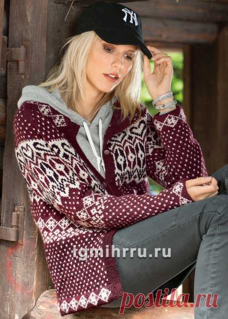 Уютный жакет винного цвета с жаккардовыми узорами. Вязание спицами