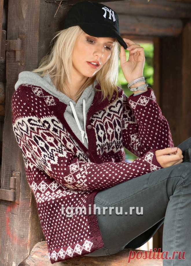 Уютный жакет винного цвета с жаккардовыми узорами. Вязание спицами
