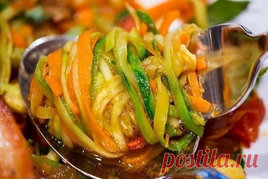 КОРЕЙСКИЙ КАБАЧОК НА ЗИМУ
 
Ингредиенты:
●3 кг кабачков
●0,5 кг моркови
●0,5 кг репчатого лука
●2 ст. ложки соли
●200 г сахара
●100 г растительного масла
●100 г 9% уксуса
●1 пачка приправы для корейской моркови
●2 головки чеснока