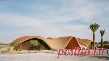 Здание гольф-клуба в пустыне Иордании, в Акаде от архитекторов Oppenheim Architecture. Форма здания вдохновлена очертаниями ближайших гор и традиционными бедуинскими постройками.