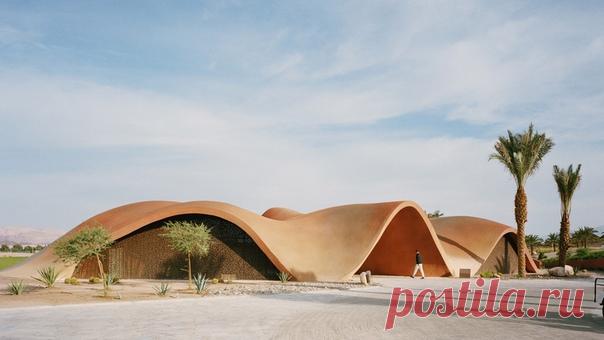 Здание гольф-клуба в пустыне Иордании, в Акаде от архитекторов Oppenheim Architecture. Форма здания вдохновлена очертаниями ближайших гор и традиционными бедуинскими постройками.