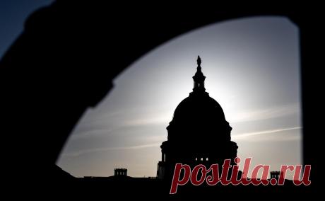 Палата представителей США приняла закон о повышении лимита госдолга. США достигли лимита госдолга в размере $31,4 трлн в январе. Если предельный уровень не будет повышен, то страну ждет дефолт по долгу, отмечал Минфин. Однако республиканцы вместе с этим требуют сократить расходы, демократы против