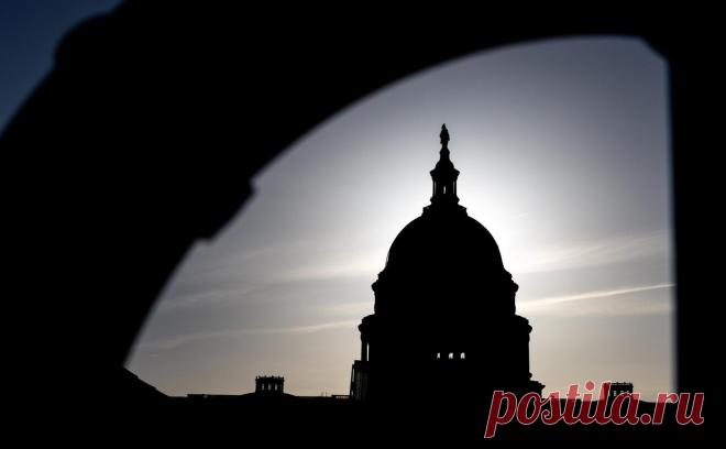 Палата представителей США приняла закон о повышении лимита госдолга. США достигли лимита госдолга в размере $31,4 трлн в январе. Если предельный уровень не будет повышен, то страну ждет дефолт по долгу, отмечал Минфин. Однако республиканцы вместе с этим требуют сократить расходы, демократы против