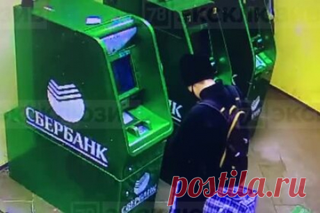 Пытавшуюся взорвать банкомат с помощью газового баллона россиянку сняли на видео. В поселке Вырица в Ленинградской области сняли на видео, как студентка юридической академии пыталась взорвать банкомат с помощью газового баллона. Его публикует Telegram-канал «78 | НОВОСТИ». Россиянка сначала что-то пытается найти в телефоне, а после — достает из сумки шланг и вставляет его в банкомат.