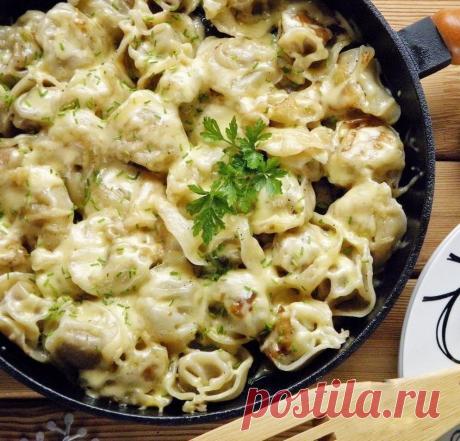 Пельмени жареные под сыром

Суперское сочетание и готовится очень просто!

Сохрани

Ингредиенты:

Пельмени — 400 г
Вода — 200 мл
Соль — 2–3 щепотки
Перец черный молотый — 2–3 щепотки
Растительное масло — 3 ст. л.
Сыр — 80 г
Лук зеленый — 1 пучок

Приготовление:

1. Подготовьте необходимые продукты и сковороду.
2. Разогрейте сковороду, влейте растительное масло, положите пельмени, залейте стаканом воды. Закройте крышкой сковороду и жарьте пельмени, периодически помешивая их...