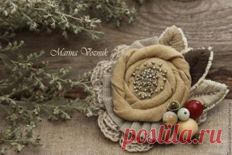 Купить Брошь Полынь и брусника. Текстильная брошка, брошь из ткани - серый, брошь из ткани, брошка