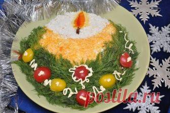 Обязательно сохраните  
Подборка 10 праздничных нарядных салатов: 

1. Салат «Свеча» 

Ингредиенты: 
вареный картофель – 2 шт., 
яйца вареные – 3 шт., 
копченое мясо – 300 г, 
луковица – 1 шт., 
сыр твердый – 150 г, 
майонез. 
Для украшения: 
зелень укропа – 1 пучок, 
перец сладкий красный – 1, 
перец желтый – 1, 
чернослив – 1 шт., 
морковь – 1. 

Картофель отварить в мундире, охладить, затем очистить. Натереть на крупной терке, немного посолить и выложить на тарелку в фо...