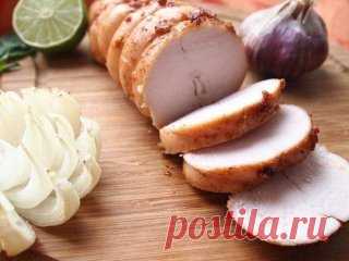 Куриная пастрома
Ингредиенты:
● 1 шт. грудка куриная (без кости)
● 2 ст. молоко коровье
● 3 ч.л. соль
● 1 ст.л. масло оливковое
● 1 ст.л. соевый соус
● 1 ч.л. мед
● 1/4 ч.л. мускатный орех
● 1/2 ч.л. паприка (сладкая)
● 1 ст.л. сок лайма
● 3 зубчика чеснок
Приготовление:
Куриная пастрома - это прекрасная замена напичканным химией магазинным мясным изделиям и просто замечательная закуска. Причем готовится пастрома достаточно просто. Куриную грудку помыть и поместить в емкость. Залить куриную