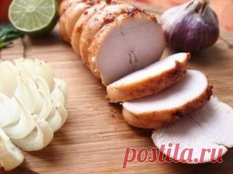 Куриная пастрома
Ингредиенты:
● 1 шт. грудка куриная (без кости)
● 2 ст. молоко коровье
● 3 ч.л. соль
● 1 ст.л. масло оливковое
● 1 ст.л. соевый соус
● 1 ч.л. мед
● 1/4 ч.л. мускатный орех
● 1/2 ч.л. паприка (сладкая)
● 1 ст.л. сок лайма
● 3 зубчика чеснок
Приготовление:
Куриная пастрома - это прекрасная замена напичканным химией магазинным мясным изделиям и просто замечательная закуска. Причем готовится пастрома достаточно просто. Куриную грудку помыть и поместить в емкость. Залить куриную