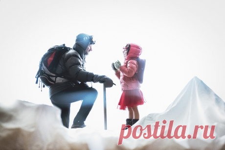 Отец с дочкой отправились в горное приключение не выходя из дома