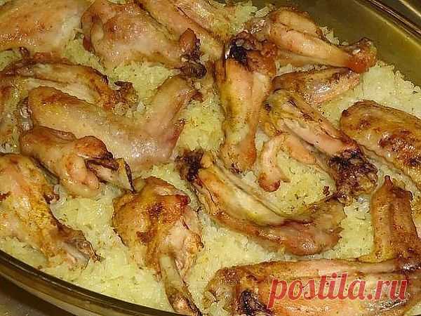 Куриные крылышки с рисом.