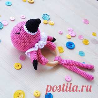 Погремушка Фламинго амигуруми. Схемы и описания для вязания игрушек крючком! Бесплатный мастер-класс от Яны Рогозиной по вязанию погремушки в виде розового фламинго. Размер вязаной крючком игрушки примерно 13 см. Для изготовлен…