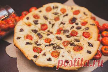 Фокачча с томатами, маслинами и розмарином - KitchenMag.ru