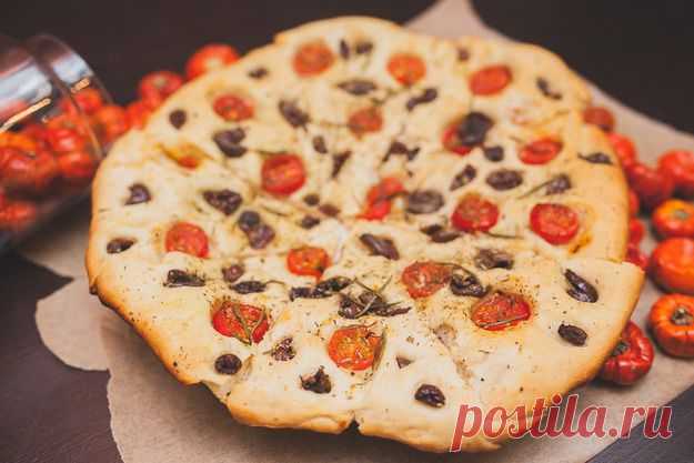 Фокачча с томатами, маслинами и розмарином - KitchenMag.ru