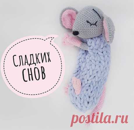 Пижамница Мышонок крючком. Амигуруми схемы и описания. Автор: @zefirka_pvl | IRINELY.ART Бесплатный мастер-класс по вязанию Пижамница Мышонок от @zefirka_pvl. Амигуруми пижамница из Ализе Пуффи в виде мышки. Схема и описание вязания игрушек крючком для начинающих