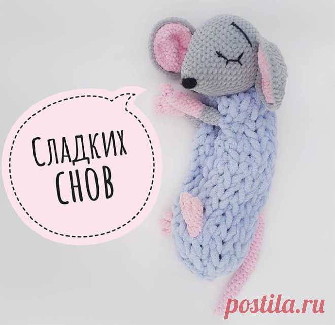 Пижамница Мышонок крючком. Амигуруми схемы и описания. Автор: @zefirka_pvl | IRINELY.ART Бесплатный мастер-класс по вязанию Пижамница Мышонок от @zefirka_pvl. Амигуруми пижамница из Ализе Пуффи в виде мышки. Схема и описание вязания игрушек крючком для начинающих
