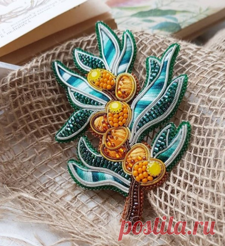 Брошь &quot;Алтайская облепиха&quot;🧡🌿
Вышивка гладью, бисером и канителью.