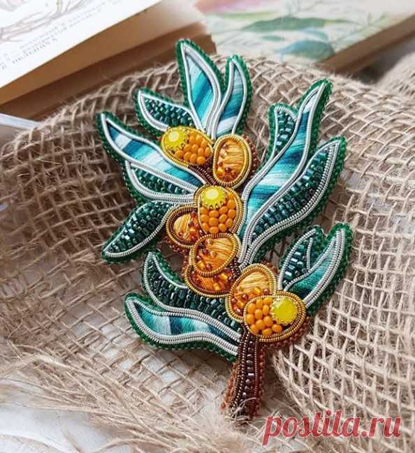 Брошь "Алтайская облепиха"🧡🌿
Вышивка гладью, бисером и канителью.