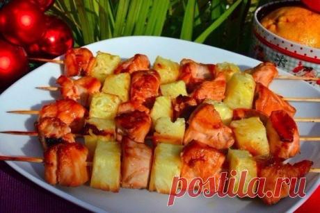 Шашлык из курицы с ананасом

Ингредиенты:

Грудки куриные — 2 шт.
Ананас — 1 шт.
Кетчуп — 100 мл
Соус соевый — 100 мл
Сок апельсина — 1 шт.
Корень имбиря — 5 см
Сахар коричневый — 1 ст. л.

Приготовление:

1. Подготовьте ингредиенты.
2. Приготовление маринада:
Смешайте кетчуп, соевый соус, сок апельсина, сахар. Натрите на мелкой терке имбирь. Все тщательно перемешайте.
3. Нарежьте куриное филе кусочками.
4. Смешайте мясо с маринадом. Прижмите сверху тарелкой и дайте настоя...