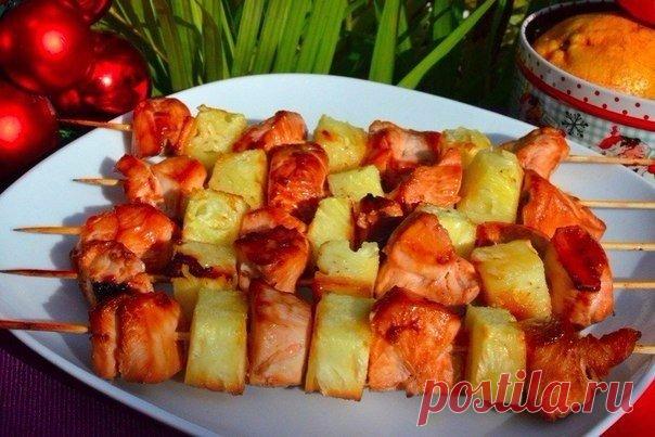 Шашлык из курицы с ананасом

Ингредиенты:

Грудки куриные — 2 шт.
Ананас — 1 шт.
Кетчуп — 100 мл
Соус соевый — 100 мл
Сок апельсина — 1 шт.
Корень имбиря — 5 см
Сахар коричневый — 1 ст. л.

Приготовление:

1. Подготовьте ингредиенты.
2. Приготовление маринада:
Смешайте кетчуп, соевый соус, сок апельсина, сахар. Натрите на мелкой терке имбирь. Все тщательно перемешайте.
3. Нарежьте куриное филе кусочками.
4. Смешайте мясо с маринадом. Прижмите сверху тарелкой и дайте настоя...