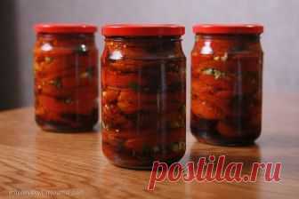 Быстрые помидоры по-корейски

Отличная закуска, которая радует любой праздничный стол - помидоры по корейски. Делается быстро и легко. Вкусно!

Ингредиенты:

-2 кг помидор порезать крупно (пополам)
-4 шт. болгарских перца
-2 головки чеснока
-зелень

Заправка:

-100 гр. уксуса
-100 гр. растит. масла
-100 гр. сахара
-2 ст. л. соли.

Приготовление:

Перец, чеснок (слова автора: я добавляла 2 шт. горького перца) перекрутить на мясорубке . Перемешать. Зелень порезать.
Укладыват...