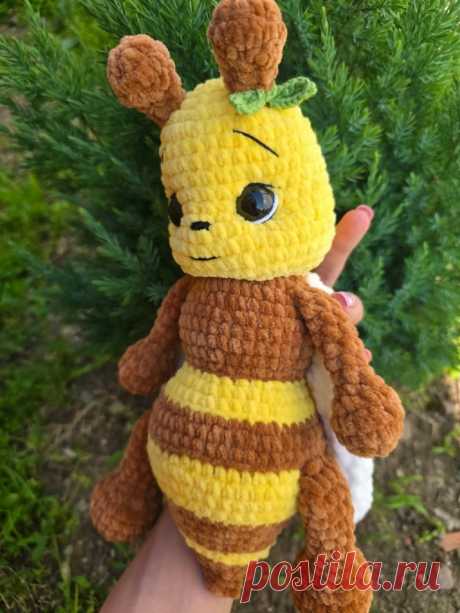 PDF Луна и Пчелёнок крючком. FREE crochet pattern; Аmigurumi toy patterns. Амигуруми схемы и описания на русском. Вязаные игрушки и поделки своими руками #amimore - плюшевая пчела, большая пчелка из плюшевой пряжи, пчелёнок.