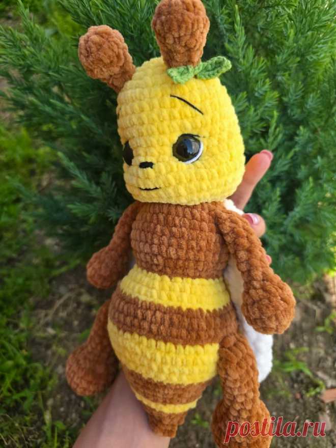 PDF Луна и Пчелёнок крючком. FREE crochet pattern; Аmigurumi toy patterns. Амигуруми схемы и описания на русском. Вязаные игрушки и поделки своими руками #amimore - плюшевая пчела, большая пчелка из плюшевой пряжи, пчелёнок.