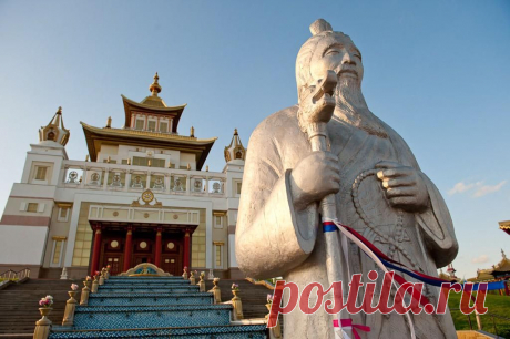 Республика Калмыкия. Элиста. Золотая обитель Будды Шакьямуни.