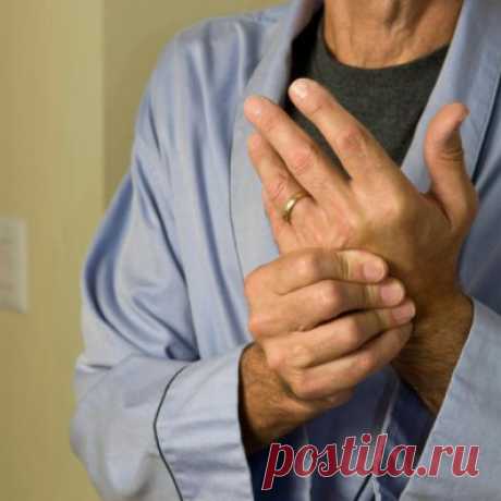 Простые упражнения от боли в запястьях Предлагаем подборку простых упражнений, которые снимут напряжение и которые можно выполнять прямо за рабочим столом.