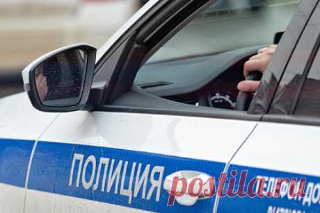 Россиянку похитили и избили ради 10 тысяч рублей. В Москве задержаны похитившие 18-летнюю девушку россияне. Они затолкали свою жертву в «Жигули» и уехали на северо-восток столицы. Злоумышленники истязали свою жертву и угрожали убить похищенную, требуя перевести им 10 тысяч рубелей. Потерпевшую спасли заметившие подозрительный автомобиль полицейские.