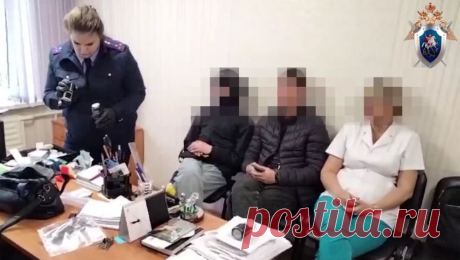 В Братске медики за деньги выписывали заключения желающим приобрести оружие. В Иркутской области медиков подозревают в получении взяток за справки. Об этом сообщает управление СК РФ по региону. По версии следствия, глава и четыре сотрудника филиала областного медицинского учреждения в Братске год изготавливали ...