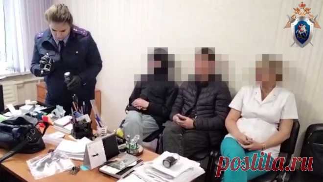 В Братске медики за деньги выписывали заключения желающим приобрести оружие. В Иркутской области медиков подозревают в получении взяток за справки. Об этом сообщает управление СК РФ по региону. По версии следствия, глава и четыре сотрудника филиала областного медицинского учреждения в Братске год изготавливали ...
