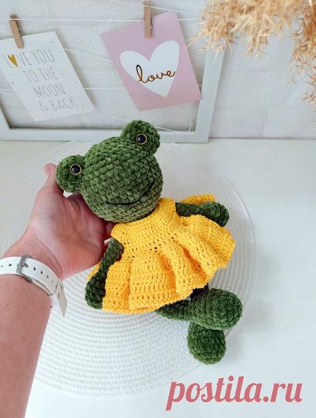 PDF Плюшевая Лягушка крючком. FREE crochet pattern; Аmigurumi toy patterns. Амигуруми схемы и описания на русском. Вязаные игрушки и поделки своими руками #amimore - плюшевый лягушонок, большая лягушка из плюшевой пряжи.