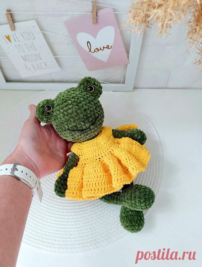 PDF Плюшевая Лягушка крючком. FREE crochet pattern; Аmigurumi toy patterns. Амигуруми схемы и описания на русском. Вязаные игрушки и поделки своими руками #amimore - плюшевый лягушонок, большая лягушка из плюшевой пряжи.
